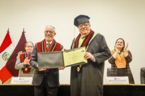 Entregan doctor honoris causa a Julio Velarde