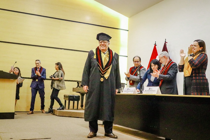 Entregan doctor honoris causa a Julio Velarde