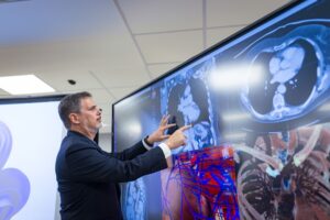 Rector de la UTP, Jonathan Golergant, durante exhibición en modernos laboratorios de medicina