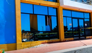 Explosión en la fachada municipal de Atico desata investigación por presunta extorsión