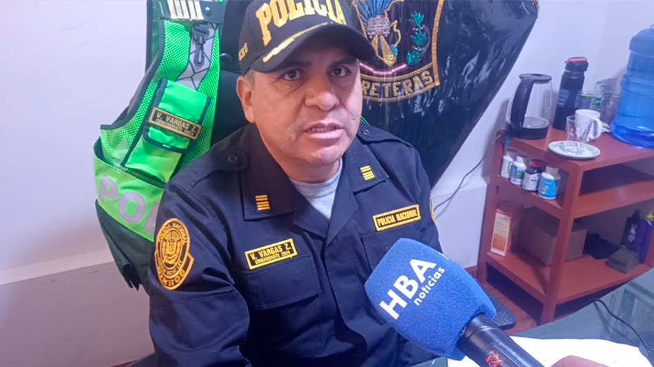 Policía de Carreteras supervisa tránsito restringido por derrumbe en la Panamericana Sur