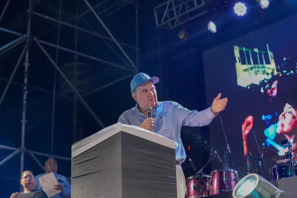 Rafael Lopez Aliaga durante un mitin en Piura