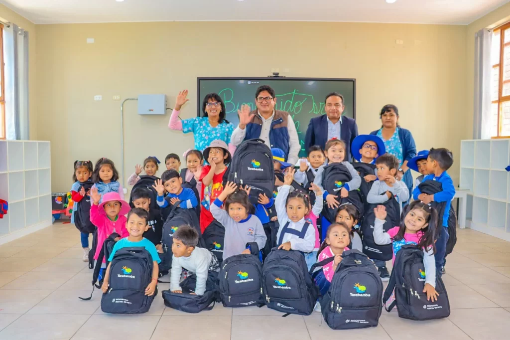Municipalidad de Yarabamba entregó kits escolares a estudiantes e instaló pantallas inteligentes en todas las aulas del distrito.