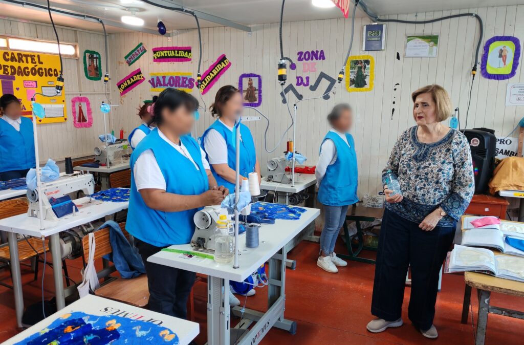 Presidenta del TC, dona libros al penal de mujeres 